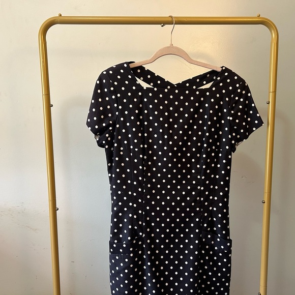 Classic dress with a cutout buttoned back. Below the knee - Picture 4 of 4